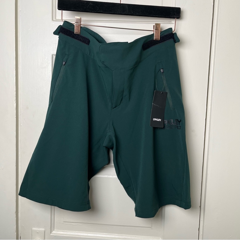 Oakley Forest Green Athletic Sport Bike Shorts Size 29 NWT Hiking swimming Activ